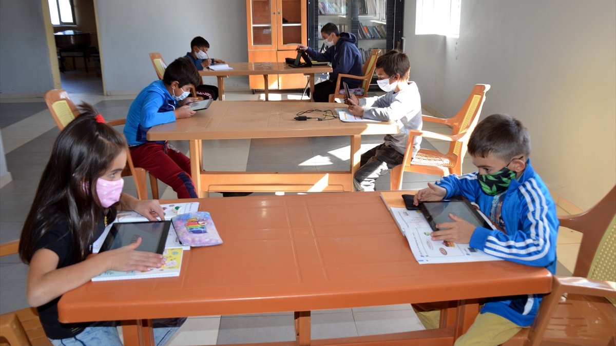 Köy muhtarı öğrenciler için taziyeevini sınıfa dönüştürdü