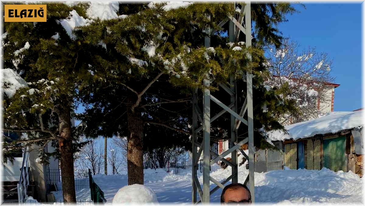 Köy muhtarı sanatını konuşturdu 'kardan dede' yaptı