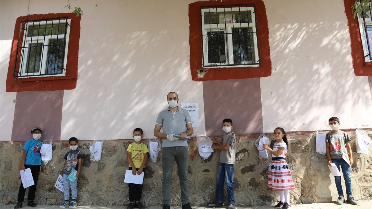 Köy öğretmeninden öğrencileri Kovid-19'dan korumak için 'askıda poşet'le ödev takibi