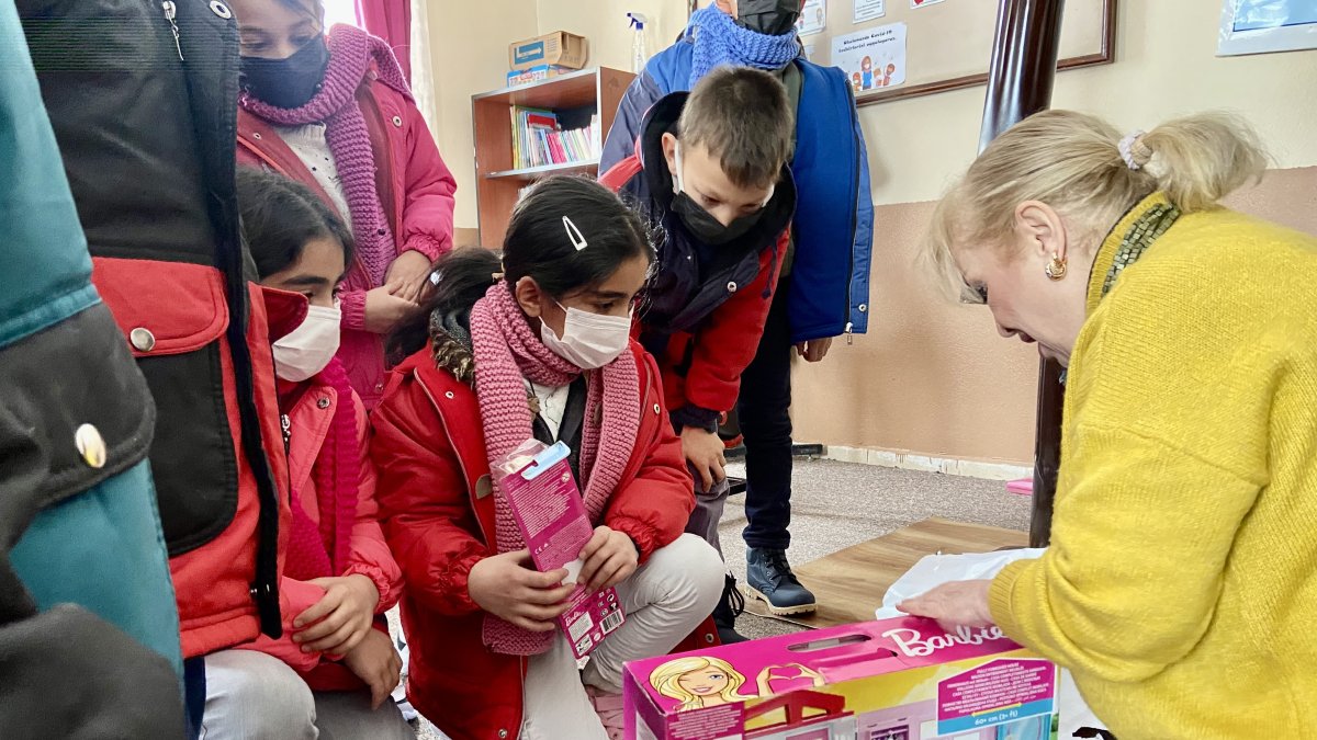 Köy okullarında eğitim gören binlerce öğrenci hayallerindeki oyuncağa kavuştu