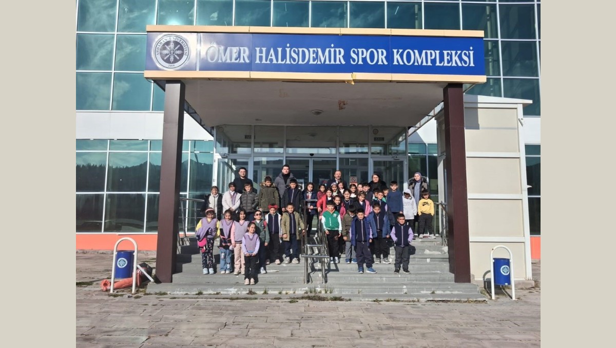 Köy okullarında ki öğrenciler sinema ile tanıştı