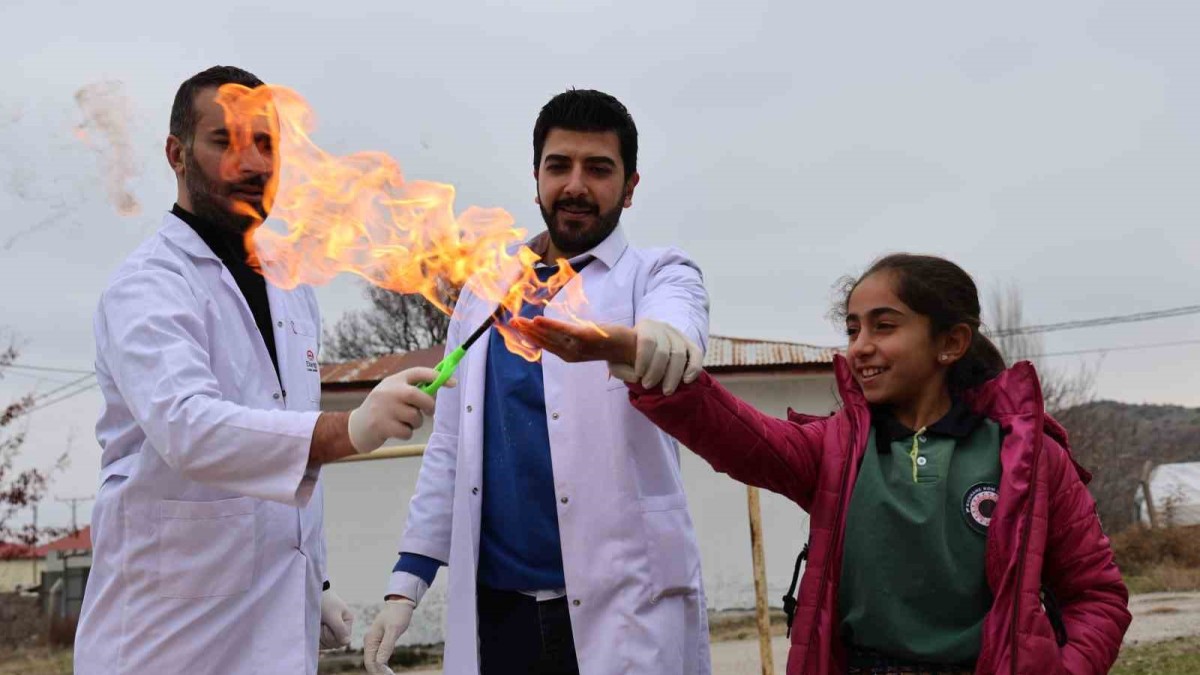 Köy okulu çocuklarına bilimsel etkinliklerle moral oldular