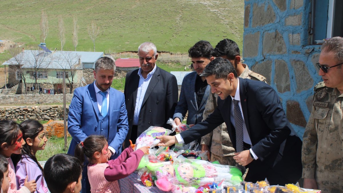 Köy okulu çocuklarının hayalini gerçekleştiren öğretmen vedasını unutulmaz kıldı