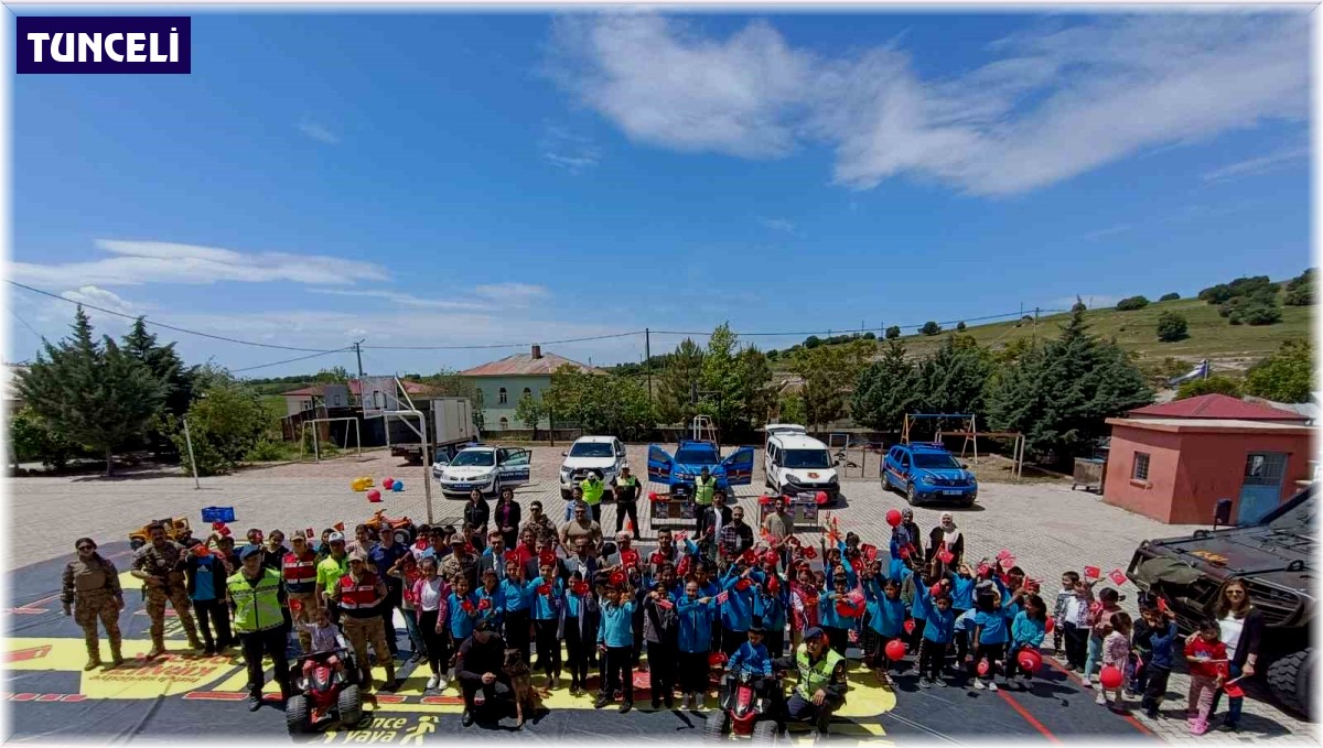 Köy okulu öğrencileri hem trafik kurallarını öğrendi hem de şölen tadında bir gün geçirdi