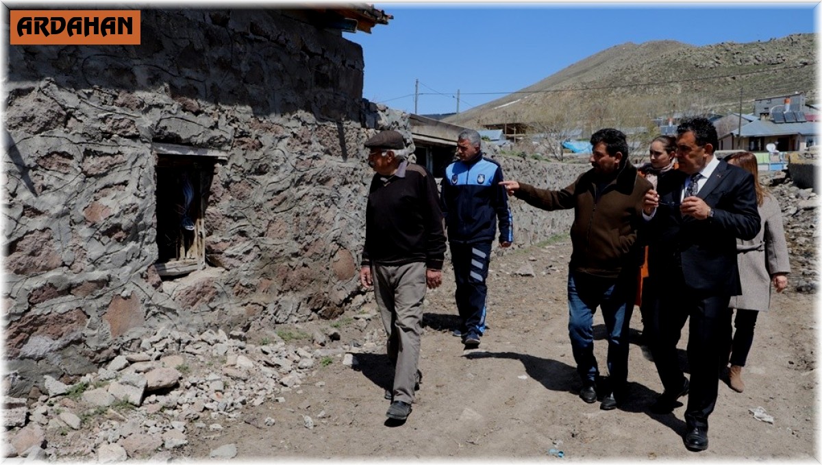 Köy okuluna anlamlı ziyaret