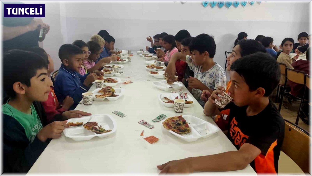 Köy okulunda pizza etkinliği