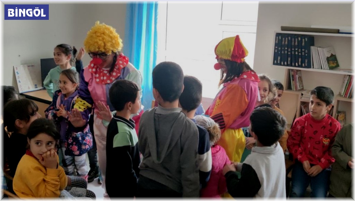 Köy okulundaki çocuklara palyaço sürprizi