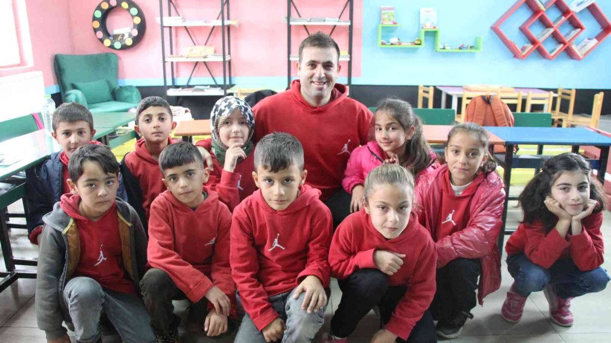 Köy okulunu sıcak bir yuvaya dönüştürdü