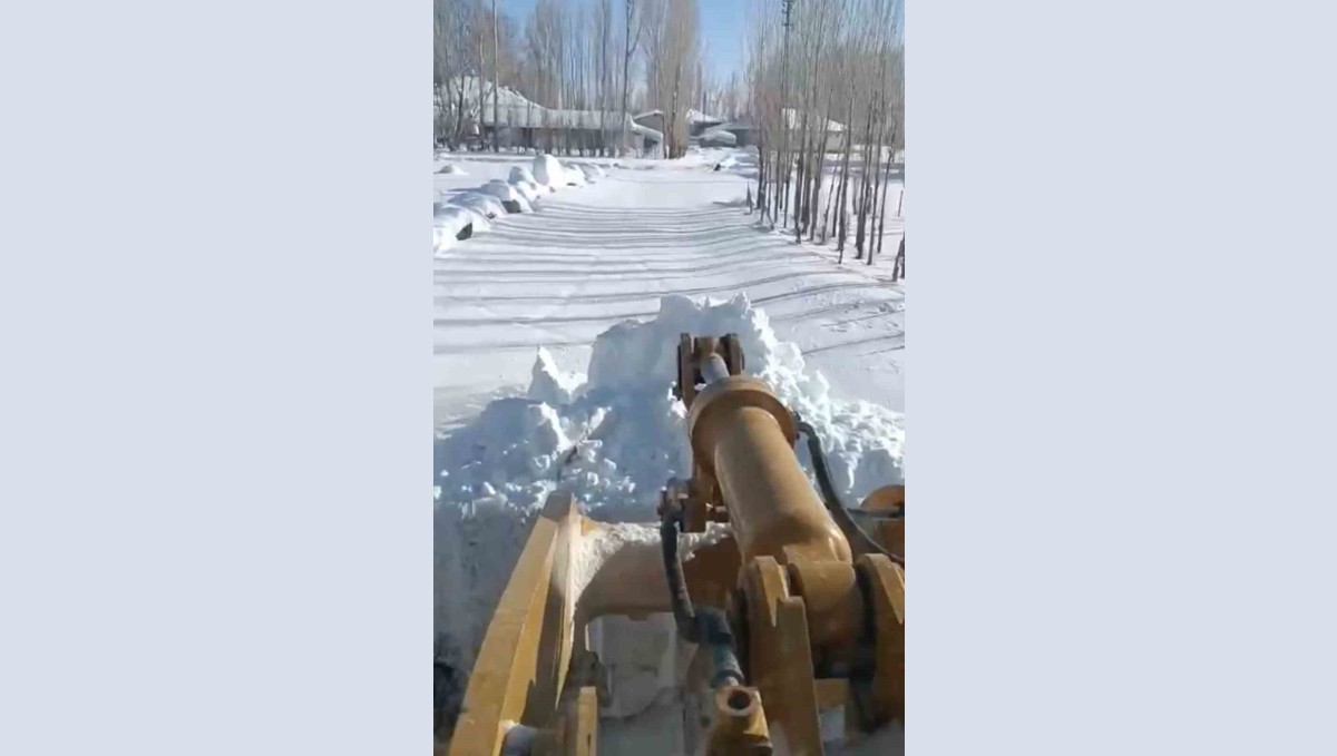 Köy yolları için zorlu mücadele: Kar kalınlığının 2 metreyi aştığı bölgede ekipler aralıksız mesai yapıyor