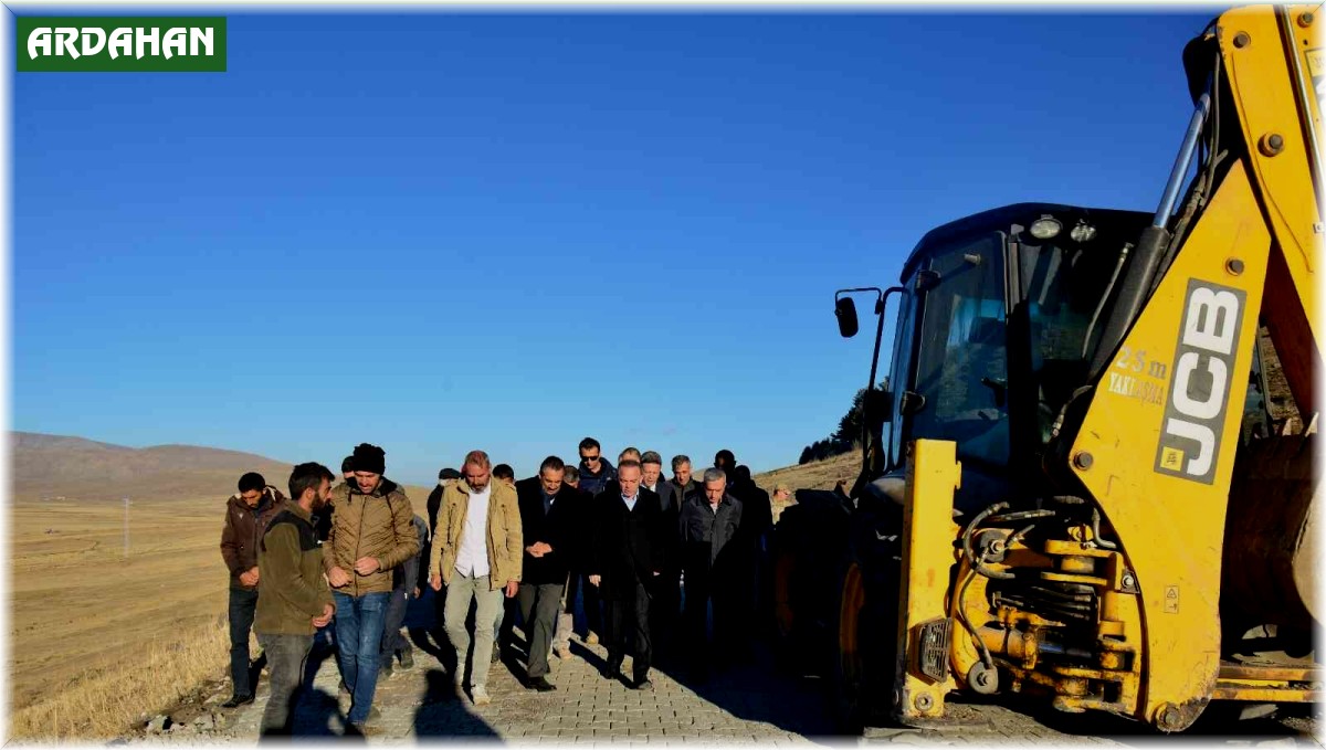 Köy yolları yapılmaya devam ediliyor