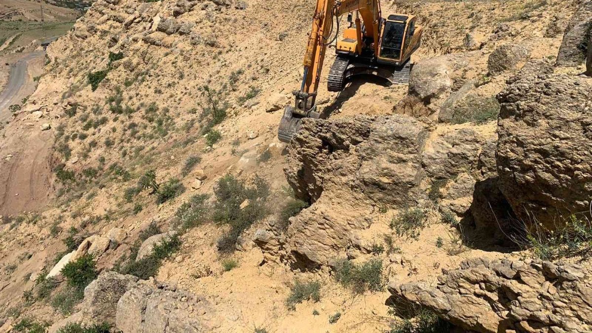 Köy yollarında risk oluşturan kayalar temizleniyor