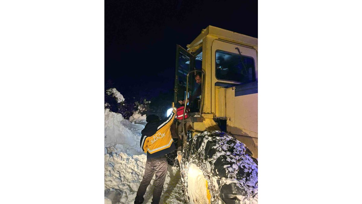 Köyde mahsur kalan çift 5 saatlik çalışma sonucu hastaneye sevk edildi