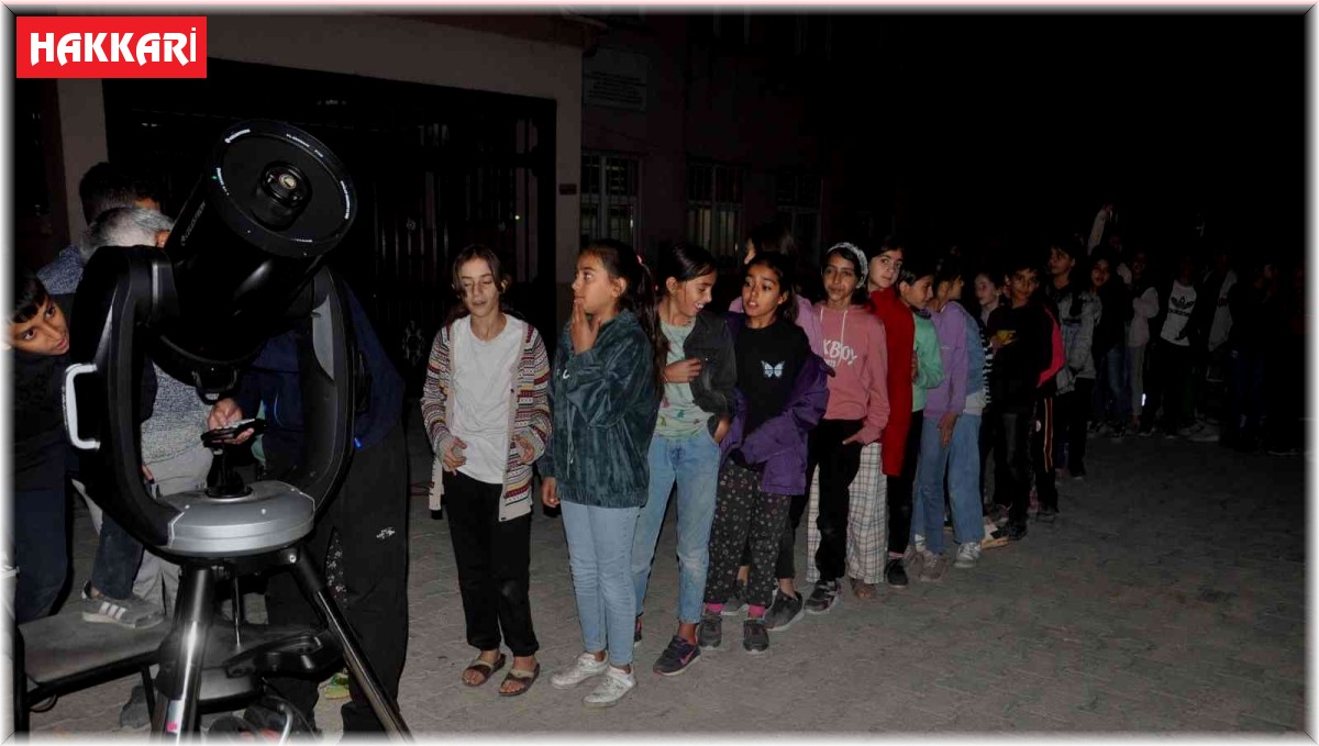 Köydeki çocuklar Jüpiter ve Satürn'ü yakından görmek için birbiriyle yarıştı