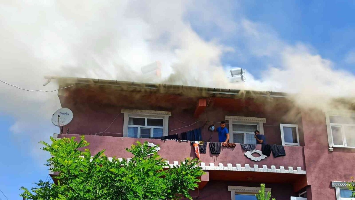Köydeki evin çatısından çıkan yangın korkuttu