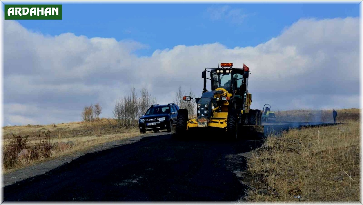 Köylerde asfalt çalışmaları devam ediyor