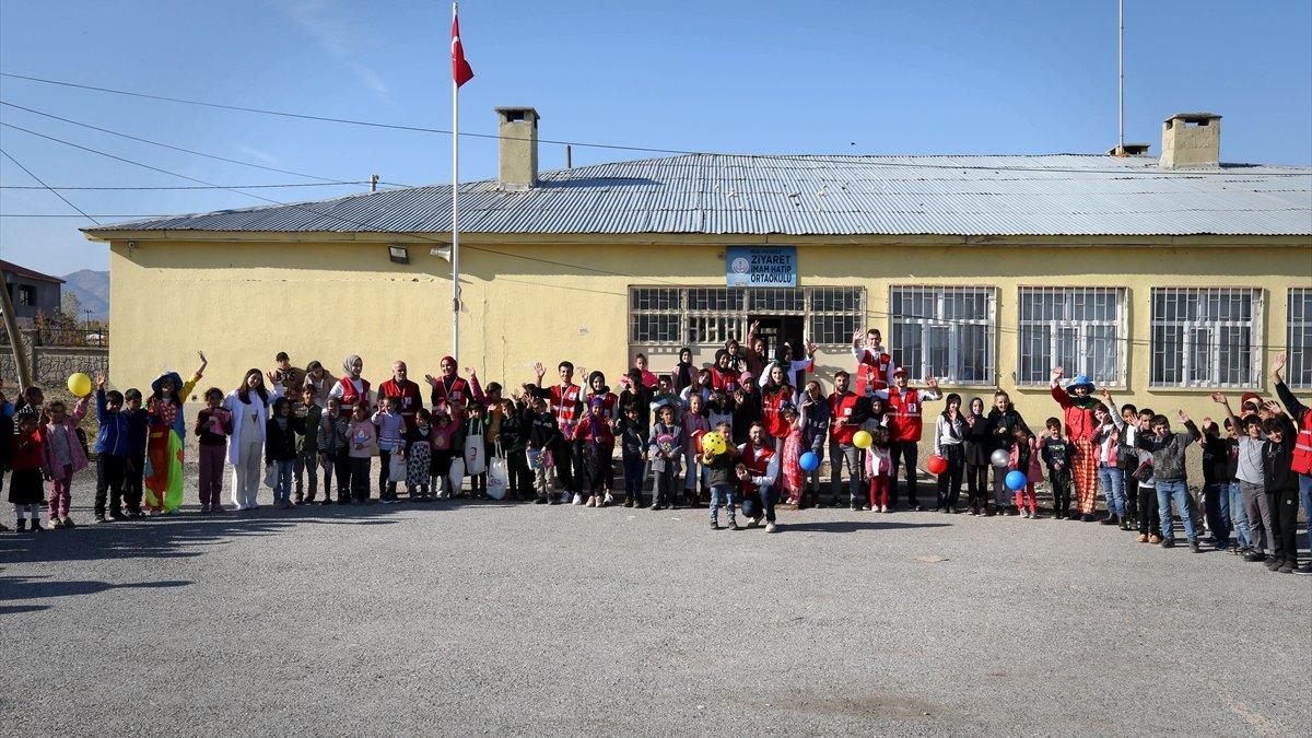 Köylerdeki 10 bin çocuğu hem göz taramasından geçirdiler hem de oyunlarla eğlendirdiler