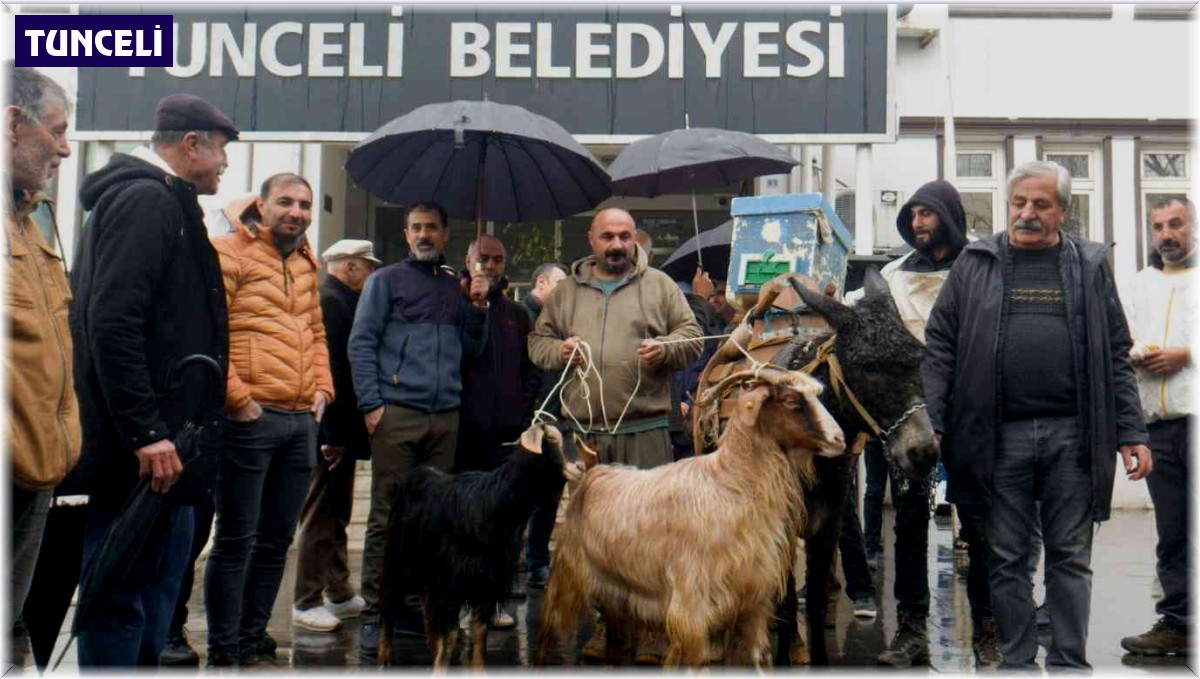 Köylüler belediye önüne eşek, keçi ve arılar ile gelip tepki gösterdi