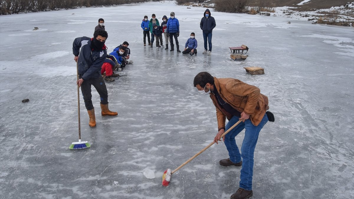 Köylülerin buz tutan Kars Çayı'nda 'curling' keyfi
