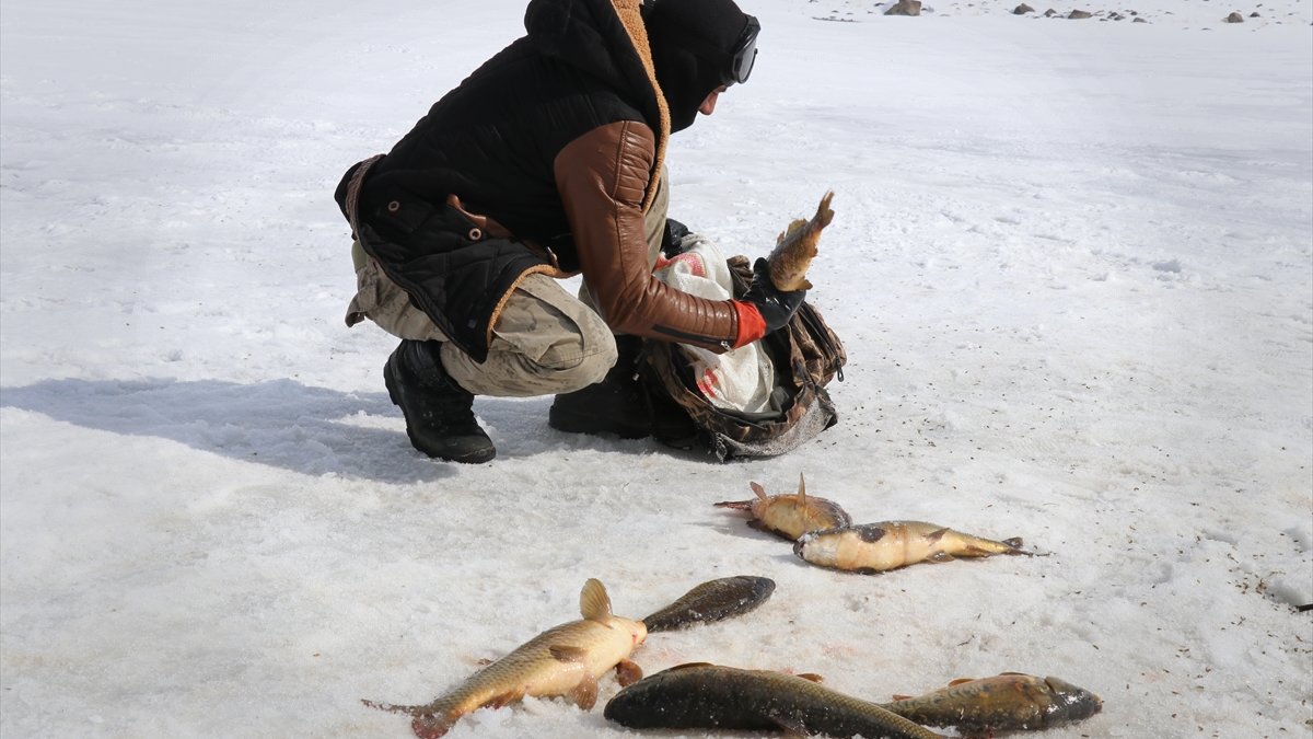 Köylülerin buzla kaplı 2 bin 241 rakımlı gölde zorlu balık avı