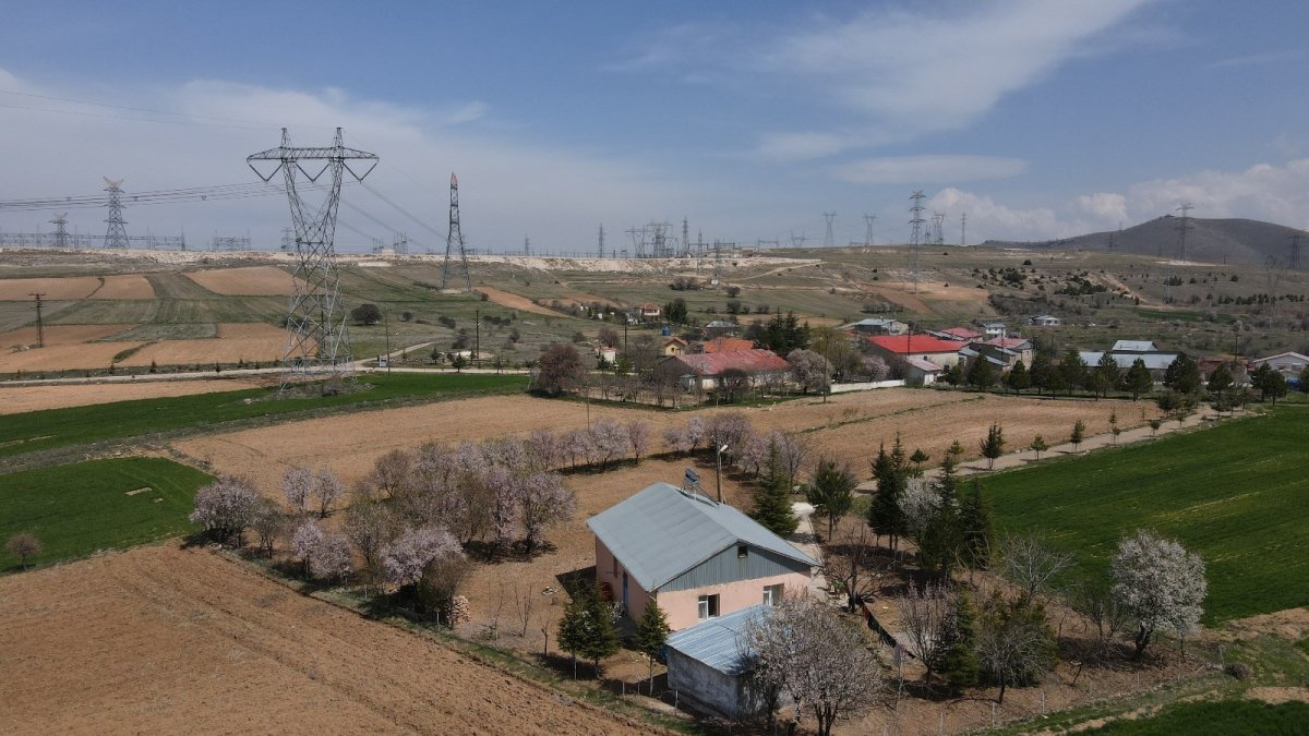 Köyün çevresi yüksek gerilim direkleriyle doldu, vatandaşlar tedirgin oldu
