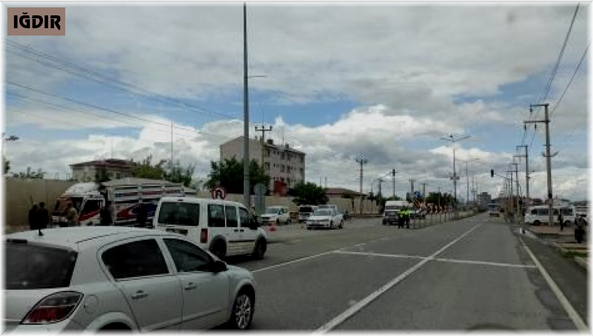 Koyun yüklü kamyonet Emniyet Müdürlüğünden çıkan otomobile çarptı: 20 koyun telef oldu