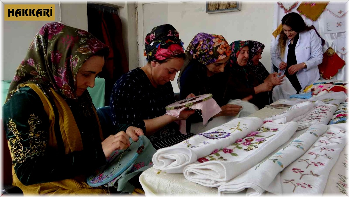 Köyünde açtığı kursla çeyizlik ürünler üretiyor