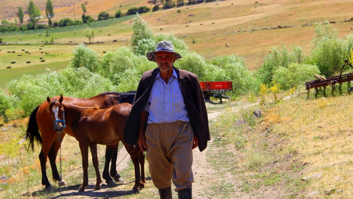Köyünü satmak için her yolu deniyor, şimdi de Züğürt Ağa kılığına girdi