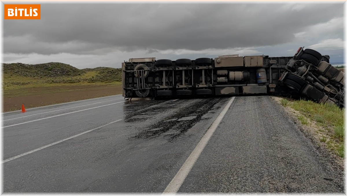 Kozmetik ürünü yüklü tır devrildi