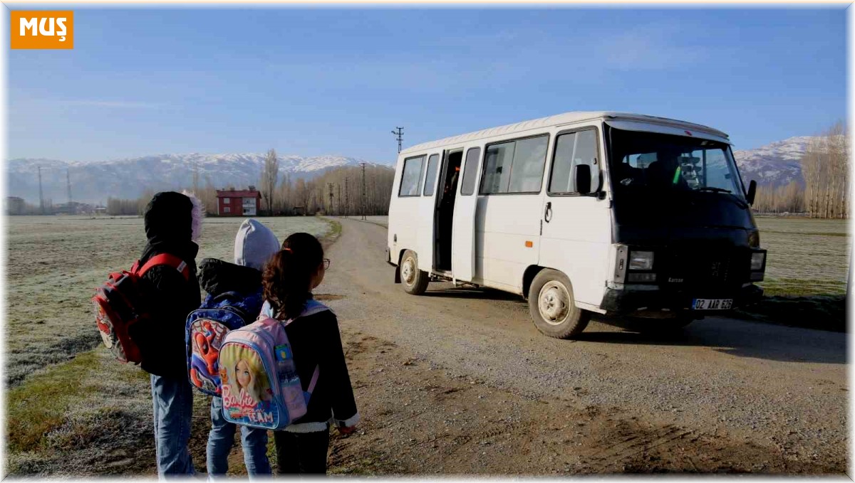 Krediyle aldığı aracı ücretsiz öğrenci servisine dönüştürdü