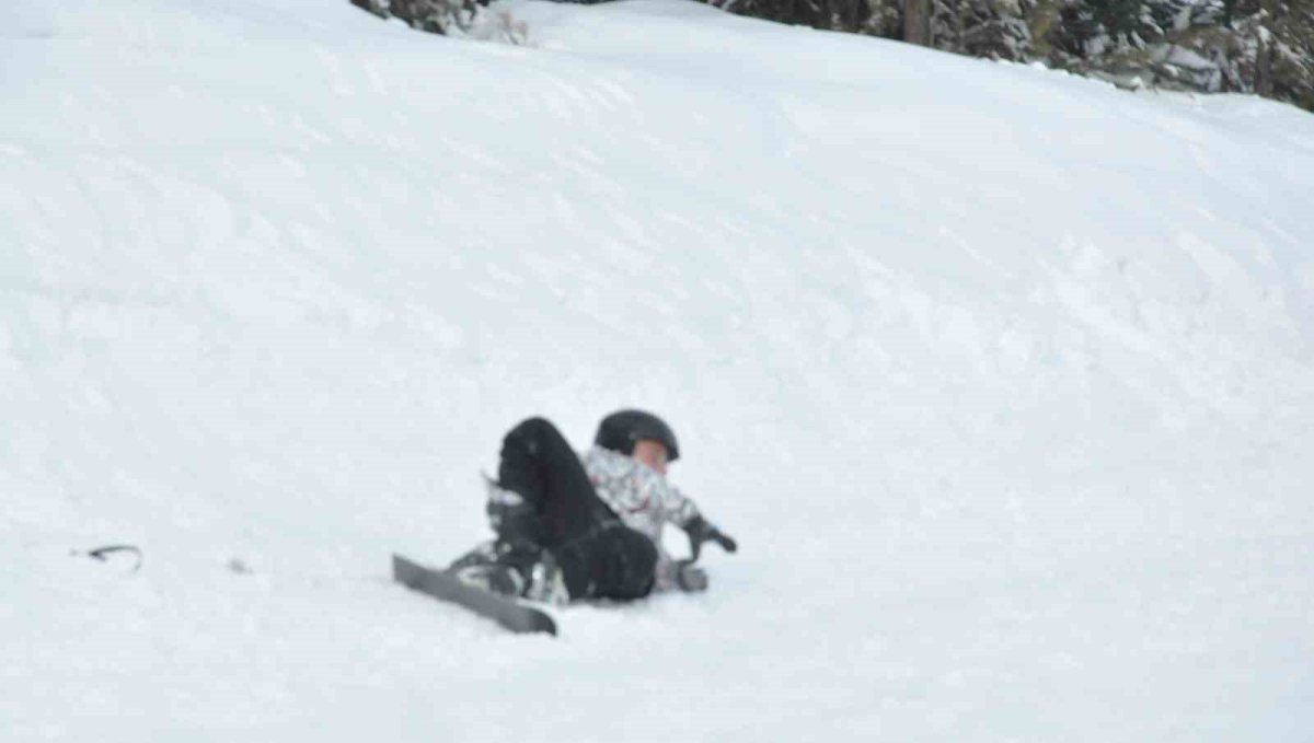 Kristal karın merkezi Sarıkamış'a kayakseverlerden yoğun ilgi