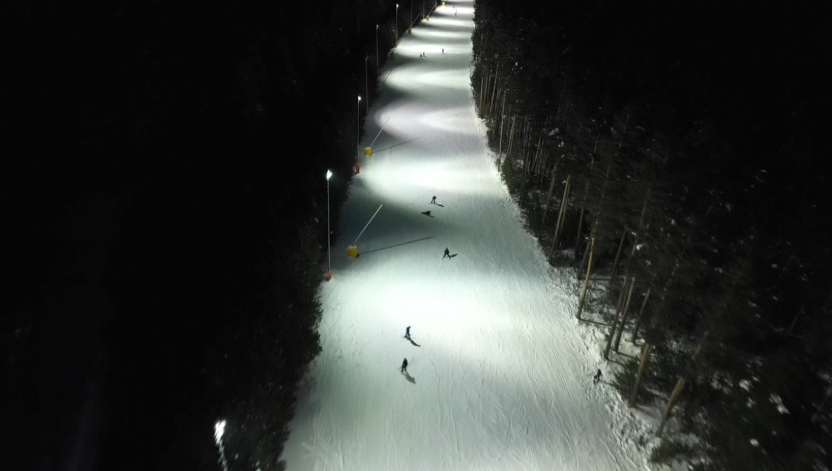 Kristal karların üzerinde gece mesaisi: Sarıkamış'ta ışıklar altında kayak keyfi