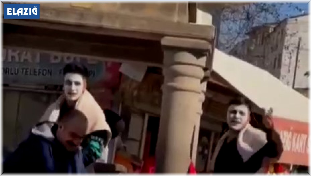 Kuaförde tıraş olurken sular kesildi, 2 müşteri yüzleri maskeli çeşmeye koştu