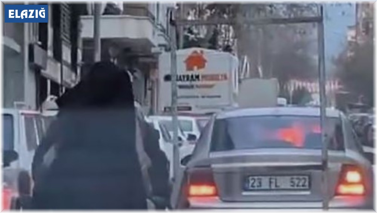 Küçük çocukların tehlikeli motosiklet yolculuğu kamerada