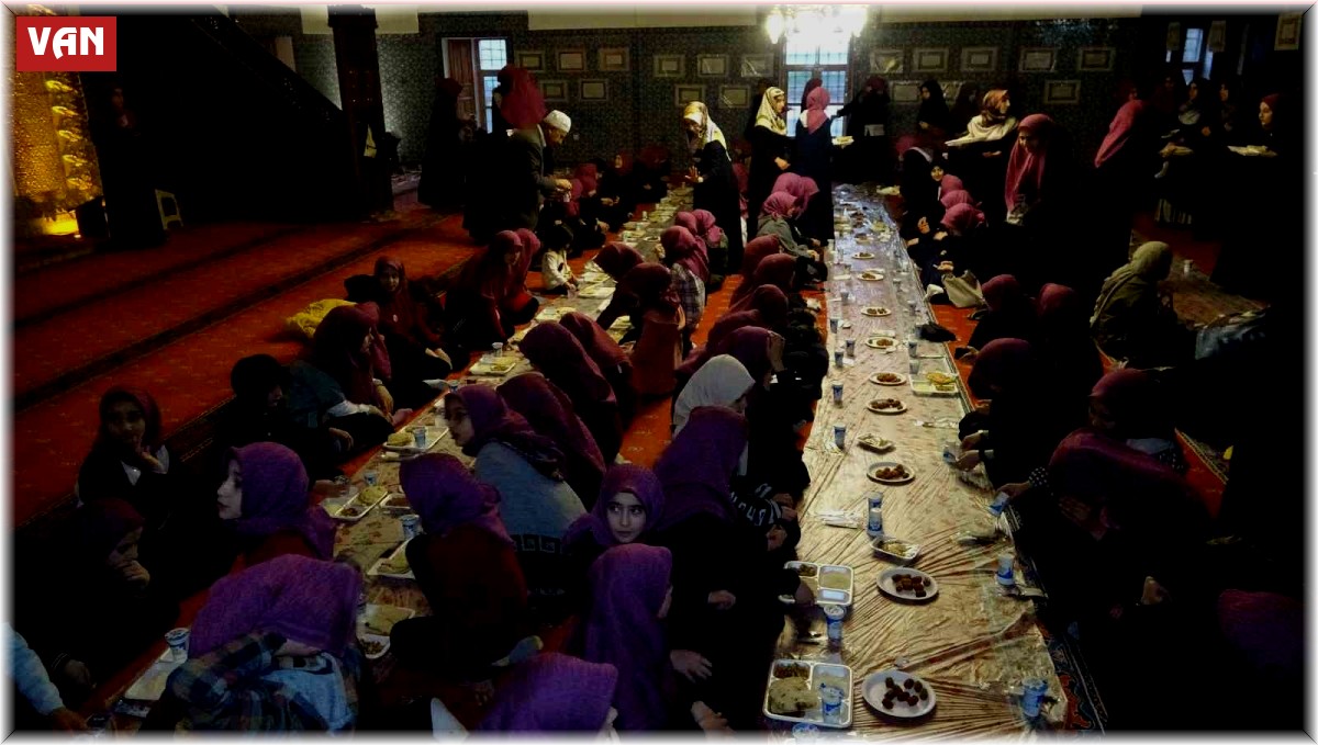 Küçük Kur'an kursu öğrencileri tarihi camide iftar açtı