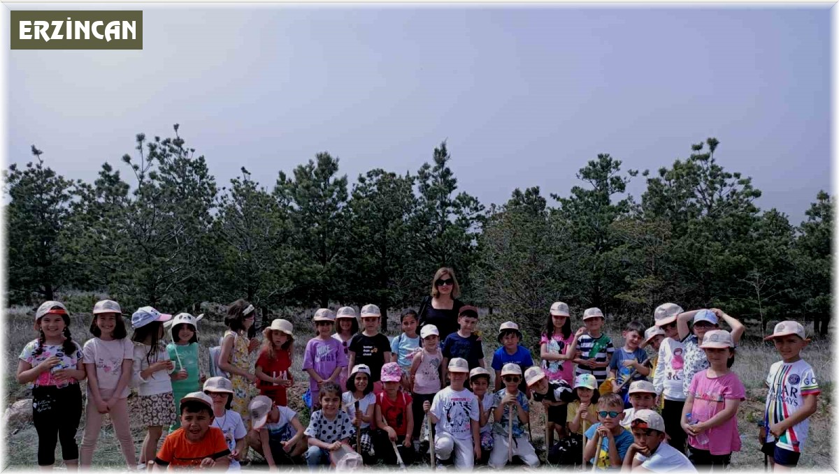 Küçük öğrenciler fidanları toprakla buluşturdu