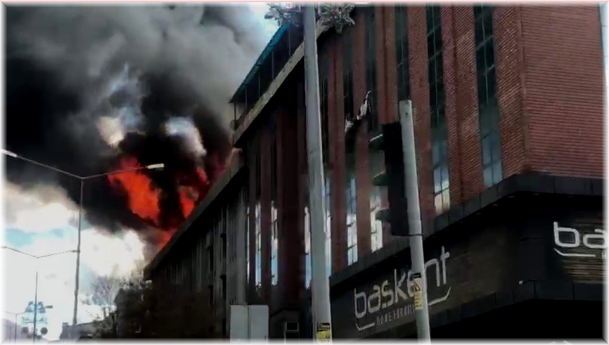 Kullanılmayan binanın çatısında yangın