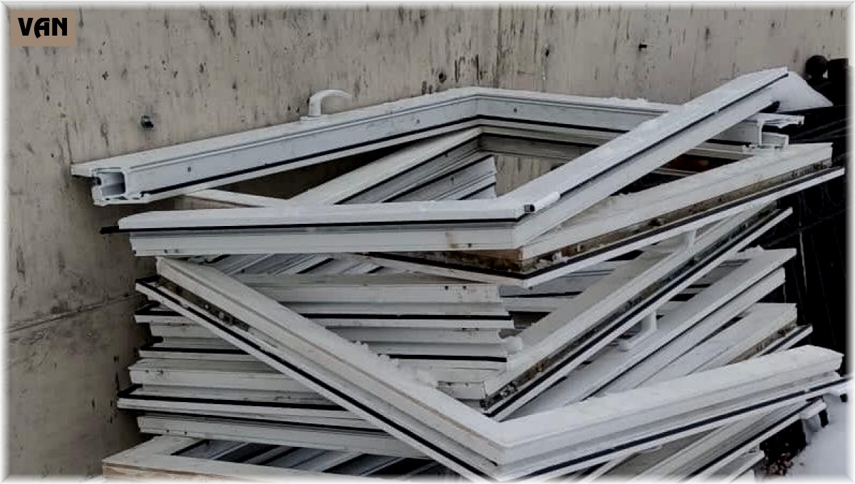 Kullanılmayan yurt binasının pencerelerini çalan 3 kişi yakalandı