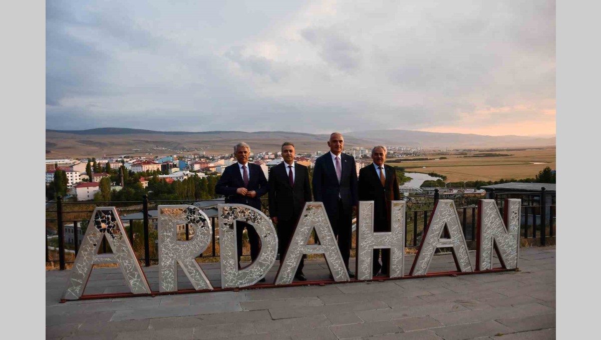 Kültür ve Turizm Bakanı Ersoy, tarihi Ardahan kalesinde inceleme yaptı