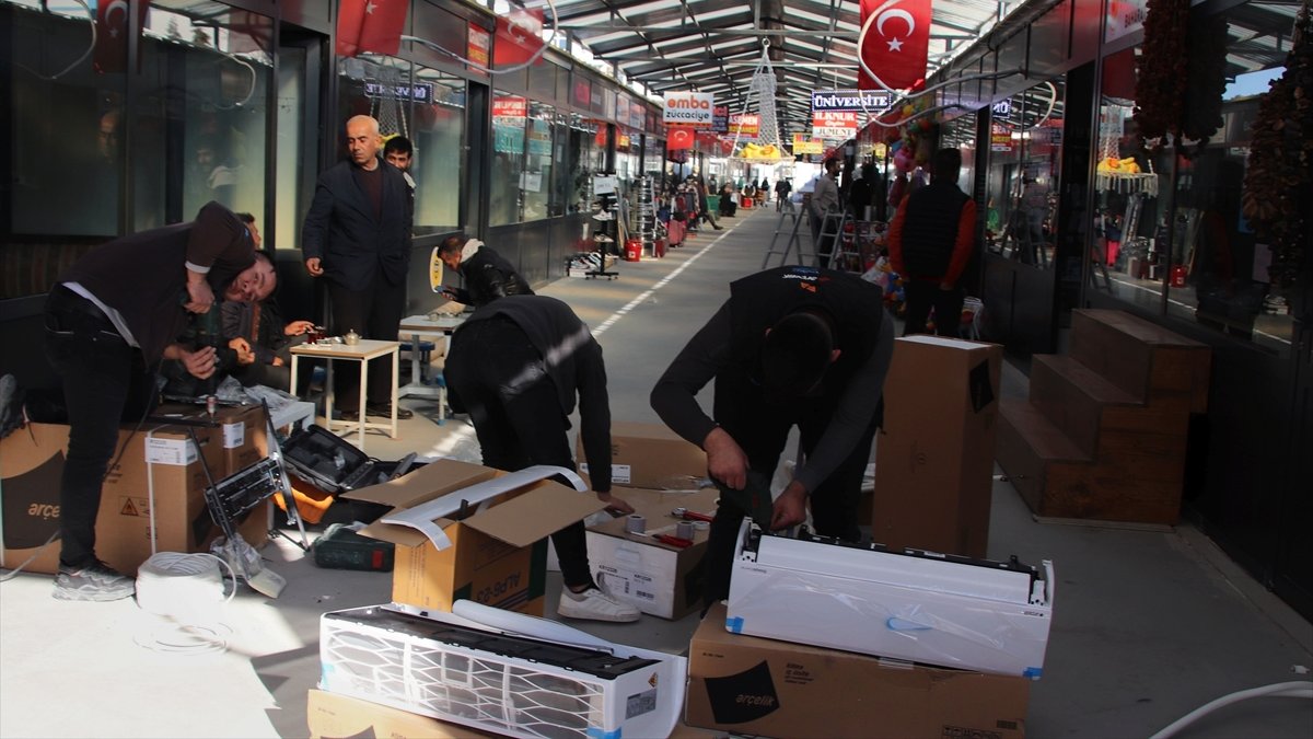 Kültür ve Turizm Bakanı Ersoy'un depremzede esnaflar için gönderdiği klimaların montajına başlandı