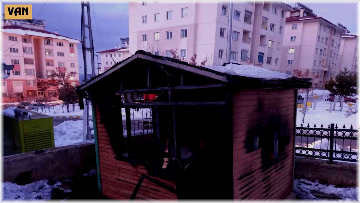 Kulübede ısınmak için ateş yaktılar, söndüremeyince kaçtılar