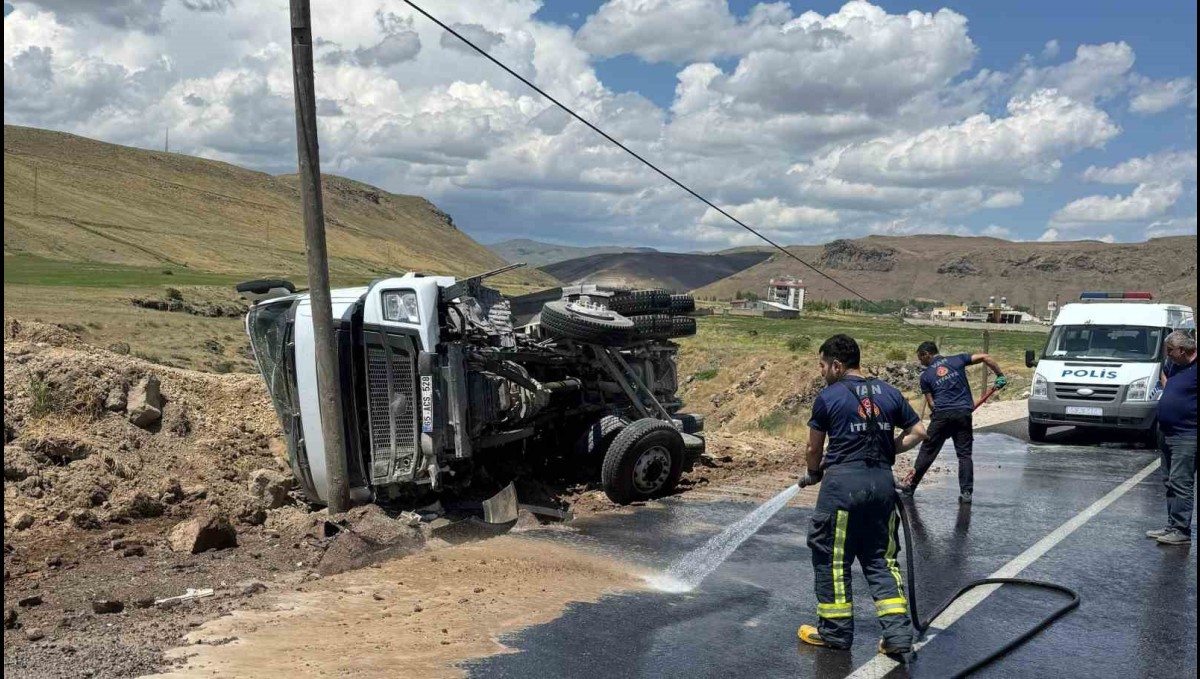Kum yüklü tır devrildi: Sürücü yara almadan kurtuldu
