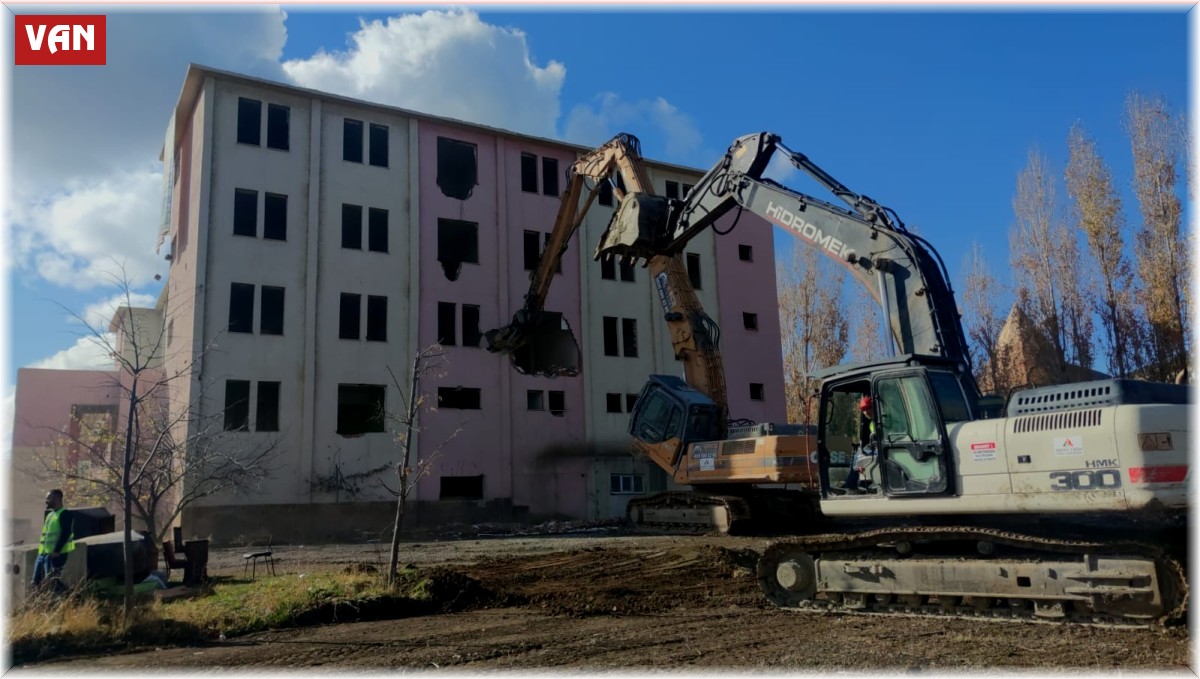 Kümbetin görünüşünü bozan yurt binasının yıkım çalışmaları başladı