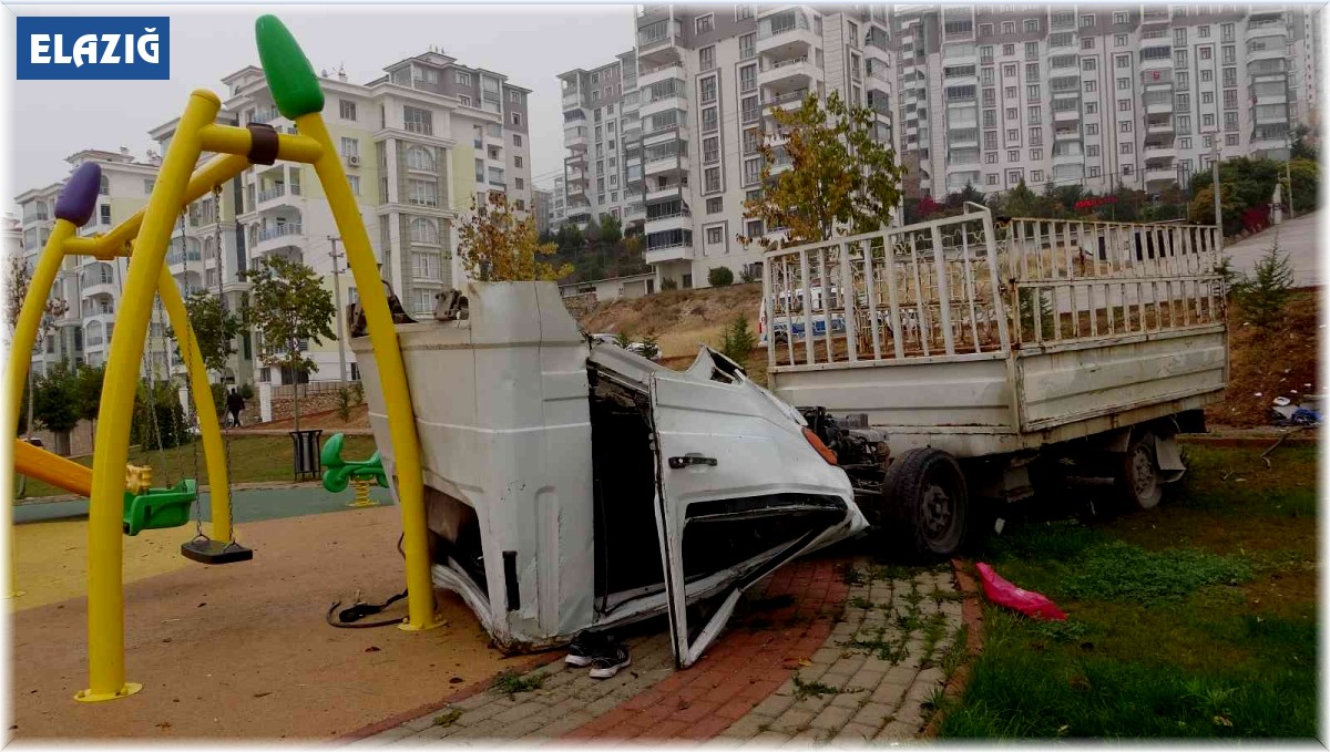 Kupası açılarak oyun parkına dalan kamyonetin sürücüsü hayatını kaybetti