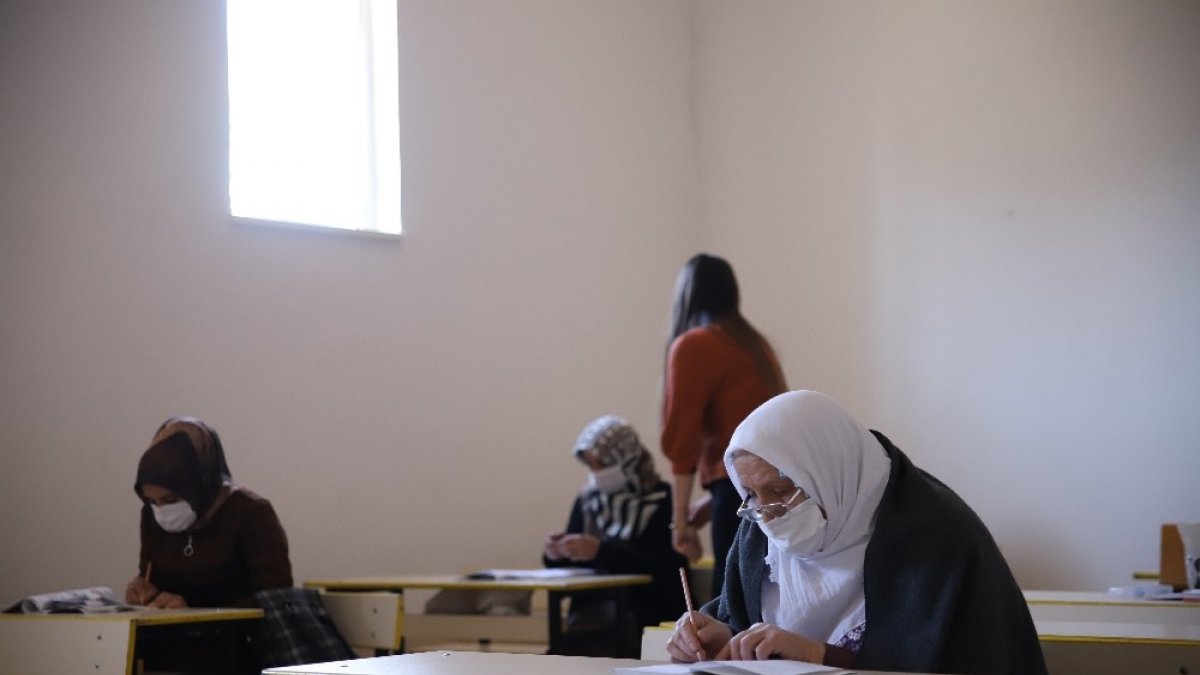 Kur'an-ı Kerim okumak için 70 yaşında okuma yazma öğreniyor