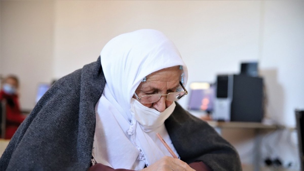 Kur'an-ı Kerim okumak için okuma yazma öğrenen Halime nineye anlamlı hediye