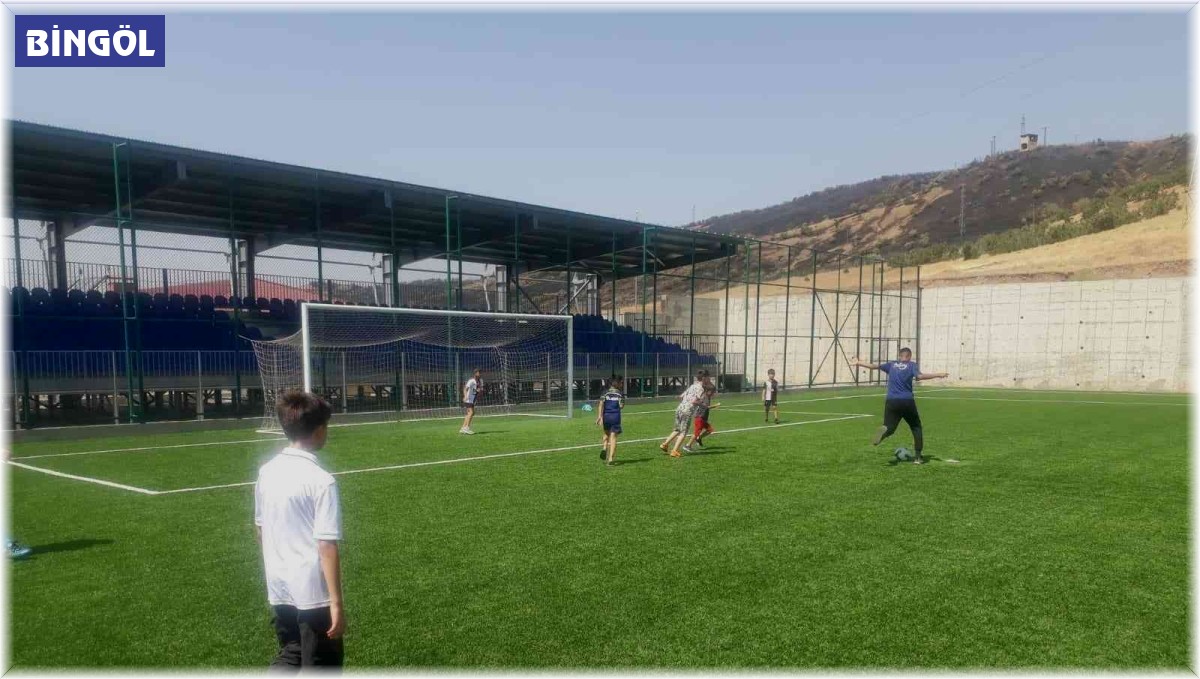 Kur'an kursu öğrencileri, halı sahada forma terletti