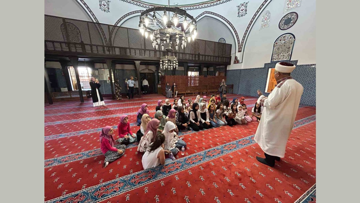 Kur'an kursu öğrencileri Hüsrev Paşa Camii'nin manevi atmosferini teneffüs etti