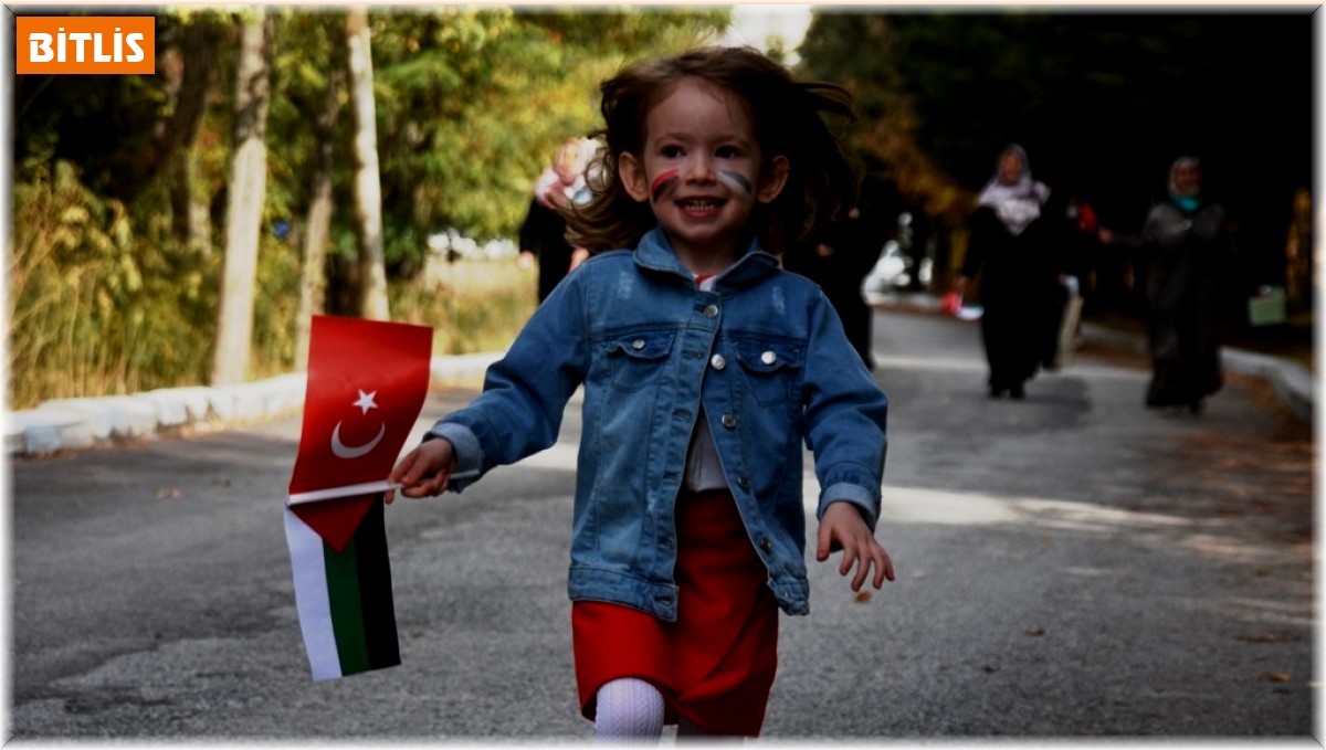 Kur'an kursu öğrencileri kumbaralarındaki paraları Filistin'e bağışladı