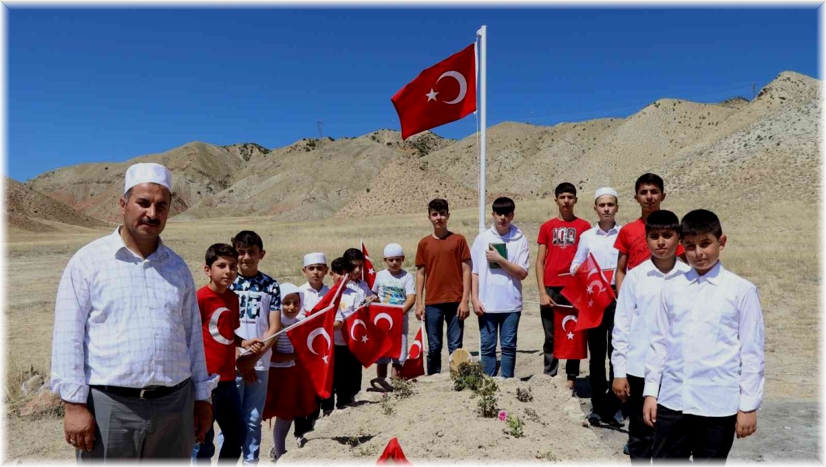 Kur'an kursu öğrencileri şehit mezarını ziyaret ettiler