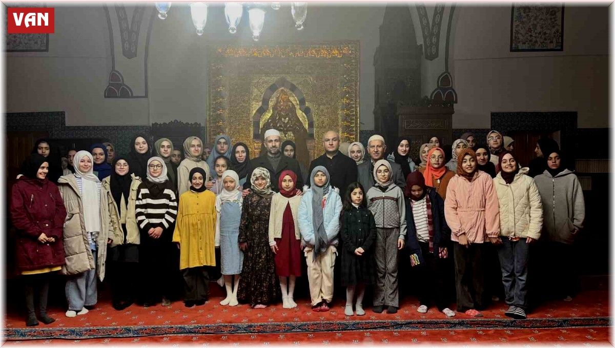 Kur'an kursu öğrencileri tarihi camide iftar açtı